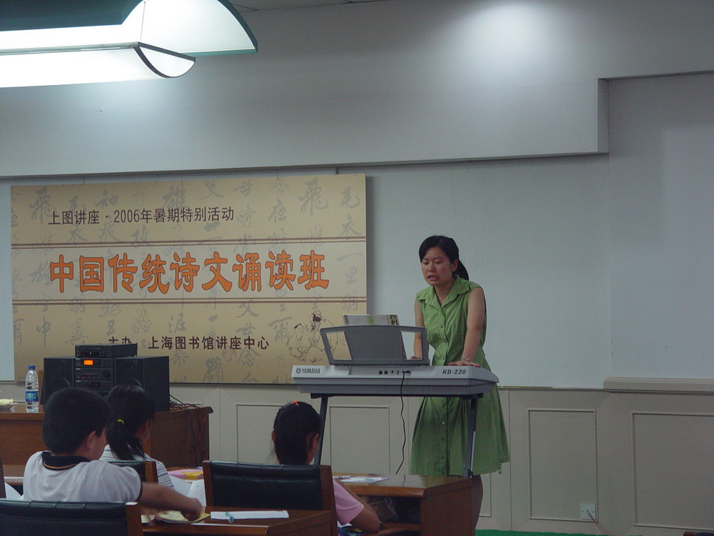 最后,堵老师还为小朋友带来了一首关于文明礼